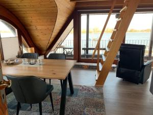 ein Esszimmer mit einem Holztisch und Stühlen in der Unterkunft Weser Nah in Fünfhausen