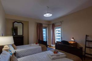 Pokój hotelowy z 2 łóżkami i lustrem w obiekcie S.George Apartment w mieście Ponta Delgada