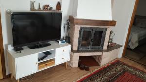 TV i/ili multimedijalni sistem u objektu Home away from home