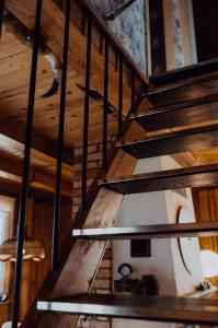 drewnianych spiralnych schodów w pokoju z drewnianymi sufitami w obiekcie Dom w Puszczy w Supraślu