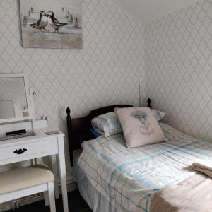 A bed or beds in a room at Schofield Guest House 