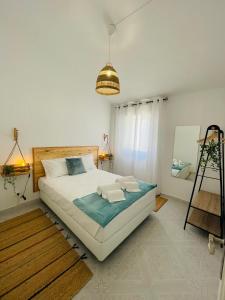 una camera da letto con un grande letto con asciugamani di Villa Alcatruz - Alvor ad Alvor