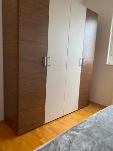 Ένα ή περισσότερα κρεβάτια σε δωμάτιο στο Apartman centar