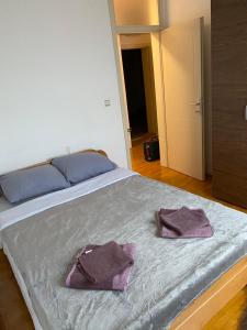 Ένα ή περισσότερα κρεβάτια σε δωμάτιο στο Apartman centar
