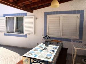 a room with a table with plates on it at Apartamento Limões in Carvoeiro