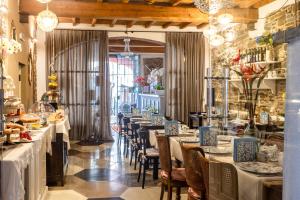 un restaurante con mesas y sillas largas y una habitación en Angiolina's Farm en Levanto