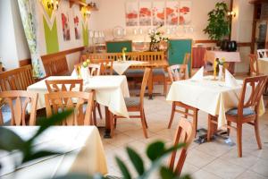 Reštaurácia alebo iné gastronomické zariadenie v ubytovaní Gasthof Mittendorfer