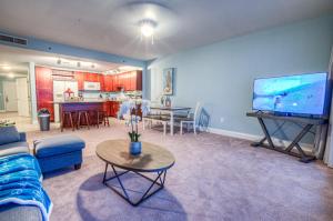 Телевизор и/или развлекательный центр в BEAUTIFUL 3 BD Laketown Wharf 1133- Best Amenities! +142 фотографии