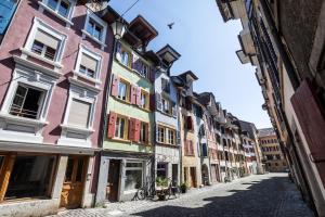 una via nel centro storico di Geneva con edifici colorati di Duplex Allegro a La Neuveville Altre 22 foto