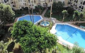 una vista aérea de 2 piscinas grandes en Appartement idéal pour chiller au soleil !, en Fuengirola