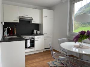 Virtuvė arba virtuvėlė apgyvendinimo įstaigoje Skyloft Apartment Feldkirch