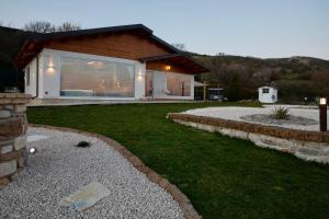 dom z dużym oknem na boku w obiekcie Bellavista B&B di Charme w mieście Macchiagodena