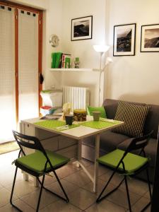 Pokój z biurkiem z krzesłami i kanapą w obiekcie Conero Green Homes w mieście Porto Recanati