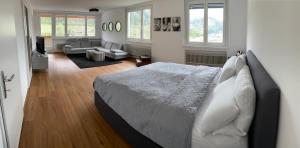Rúm í herbergi á Skyloft Apartment Feldkirch