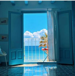 アルテアにあるColorful Sunriseの海の景色を望むオープンドア付きの客室です。