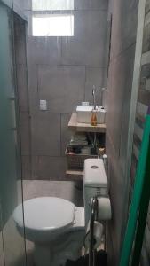 Baño pequeño con aseo y lavamanos en Guest Apartment Paulo en Recife
