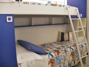 a bedroom with a bunk bed and a bunk bedsheet at Conero Green Homes in Porto Recanati