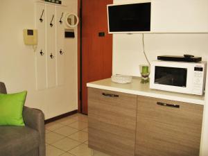 een keuken met een magnetron op een aanrecht met een stoel bij Conero Green Homes in Porto Recanati