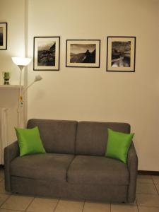 salon z kanapą i 2 zielonymi poduszkami w obiekcie Conero Green Homes w mieście Porto Recanati +29 zdjęć