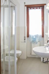 アルバ・アドリアティカにあるAppartamenti Vistamareのバスルーム(シャワー、トイレ、シンク付)