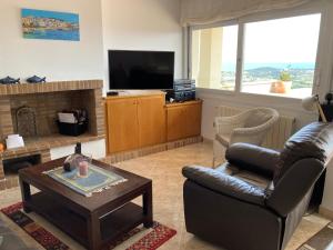 Televízia a/alebo spoločenská miestnosť v ubytovaní Villa Gardenia mit Pool und traumhaftem Meerblick