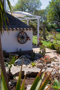 einen Garten mit einer Uhr an der Seite eines Hauses in der Unterkunft Al Passo di Thalia in Ricadi