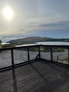 eine Terrasse mit Blick auf einen Wasserkörper in der Unterkunft Atlantic Sunset in Portmagee