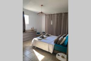 Postel nebo postele na pokoji v ubytování Suite spacieuse avec accès piscine + 16 fotografií