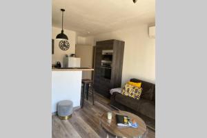 Kuchyň nebo kuchyňský kout v ubytování Suite spacieuse avec accès piscine