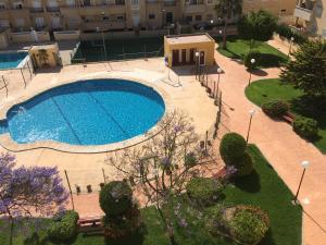 - une vue sur la piscine située dans un bâtiment dans l'établissement Las Salinas, à Roquetas de Mar