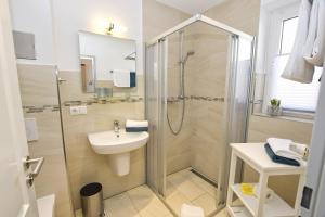 Et badeværelse på Appartement Rehn Büsum + 24 billeder