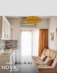 - un salon avec un canapé en face d'une fenêtre dans l'établissement Nova Aparts, à Akyaka