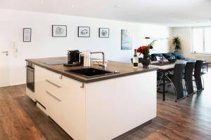 cocina con fregadero y encimera en Luxus Suite im Herzen von Kempten***** +Parkplatz en Kempten