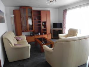 Μια τηλεόραση ή/και κέντρο ψυχαγωγίας στο Ferienhaus "Ole Au", Ferienwohnung, Monteure, Unterkunft, Office