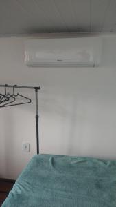 una luce appesa al soffitto in una stanza di Mi casa Su casa Lofts - LOFT 5 ad Angra dos Reis