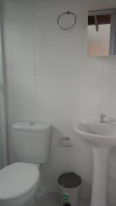 bagno bianco con servizi igienici e lavandino di Mi casa Su casa Lofts - LOFT 5 ad Angra dos Reis