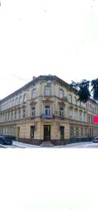 een groot gebouw op de hoek van een straat bij Apartments Nekrasova-Rufa 23 in Lviv