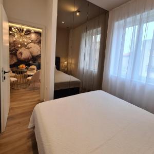 Een bed of bedden in een kamer bij Sospiro apartments