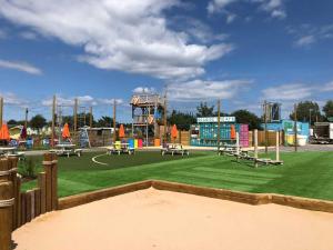 um parque com parque infantil com equipamento de brincar em Pine Drive Golden Sands Mablethorpe em Mablethorpe