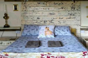 เตียงในห้องที่ FoxesDen, Unique Eco Cabin, Dartmoor views