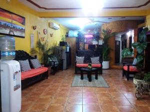 a lobby with couches and chairs in a room at POSAD FAMILIAR EL PARAiSO in Xilitla