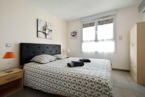 Un dormitorio con una cama con dos zapatos negros encima. en Villa Lavande, en Yves