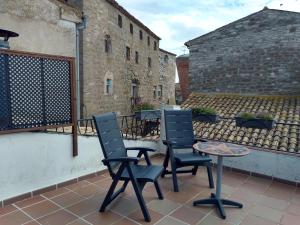 un patio con 2 sillas y una mesa en el balcón en Cals Nonos en Torrefeta