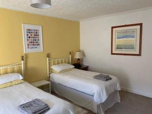 Katil atau katil-katil dalam bilik di Dreel Cottage