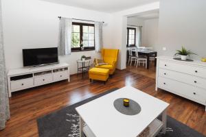 A television and/or entertainment centre at Vila Olívia - Apartmán Olívia 1