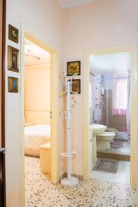 トラーパニにあるLa casa di Maryのバスルーム(シャワー付)、バスルーム(ベッド付)が備わります。