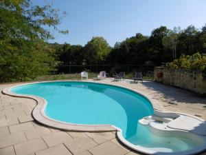- une grande piscine avec une terrasse en briques et une source d'énergie dans l'établissement Le Val Léron, à Valaurie