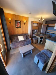 a living room with a couch and a table at Antares in Risoul