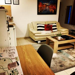 ein Wohnzimmer mit einem Sofa und einem Tisch in der Unterkunft Cute Apartment hagoshrim in HaGoshrim