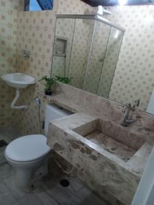 サルバドールにあるAp Ondinaのバスルーム(洗面台、トイレ、バスタブ付)